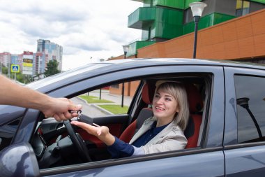 Mutlu kız bir araba kiraladı.