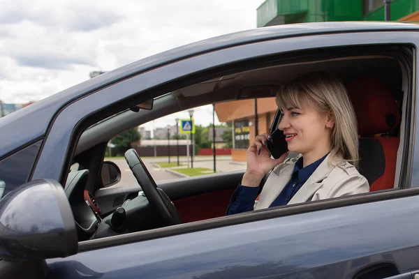 Šťastná Blondýna Mluví Telefonu Autě — Stock fotografie