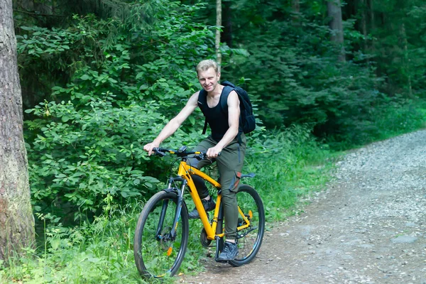 Człowiek Rowerze Lesie — Zdjęcie stockowe