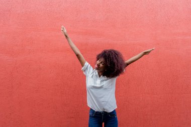 Kırmızı duvara karşı Mutlu Afrikalı Amerikalı