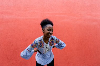 Kırmızı duvara karşı Mutlu Afrikalı Amerikalı