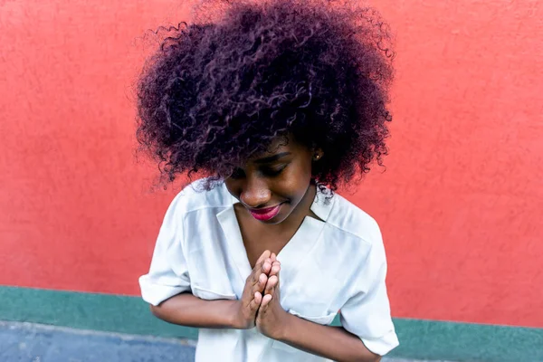 Una Donna Afroamericana Gesto Gratitudine — Foto Stock