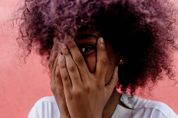 Afroameričanka Zakryla Tvář Rukama — Stock fotografie