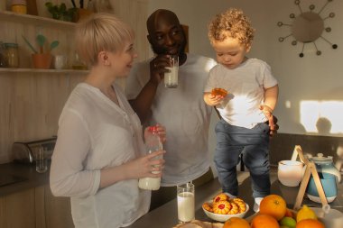 Mutlu aile akşam yemeğinde, çok uluslu.