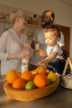 Mutlu aile akşam yemeğinde, çok uluslu.