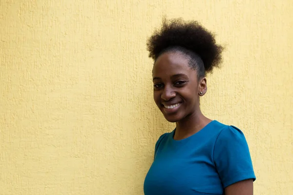 Sarı duvara karşı Mutlu Afrikalı Amerikalı