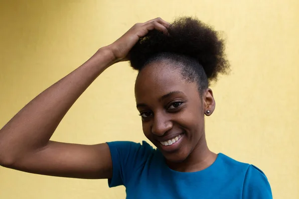 Afroamericano Feliz Contra Pared Amarilla — Foto de Stock