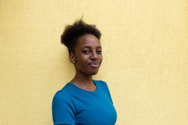 Счастливый Афроамериканец Желтой Стены — стоковое фото
