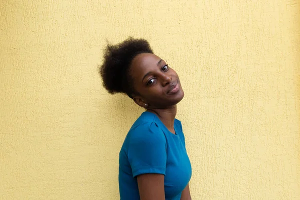 Afroamericano Feliz Contra Pared Amarilla — Foto de Stock