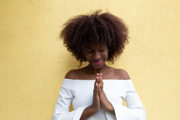 Die Schöne Afroamerikanerin Betet — Stockfoto