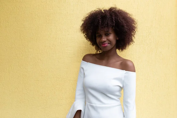 Afroamericano Feliz Contra Pared Amarilla — Foto de Stock