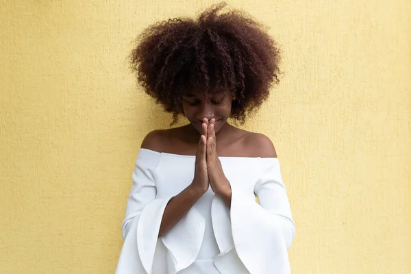 Gyönyörű Afro Amerikai Imádkozik — Stock Fotó