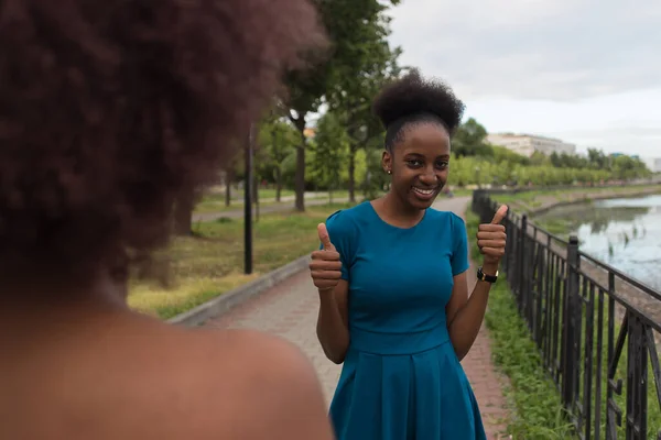 Las Hermosas Felices Mujeres Afroamericanas Calle — Foto de Stock