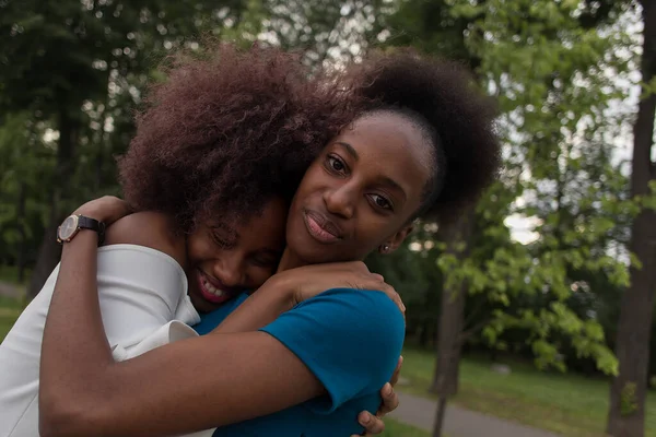快乐的非洲裔美国女人拥抱在一起 朋友们 — 图库照片
