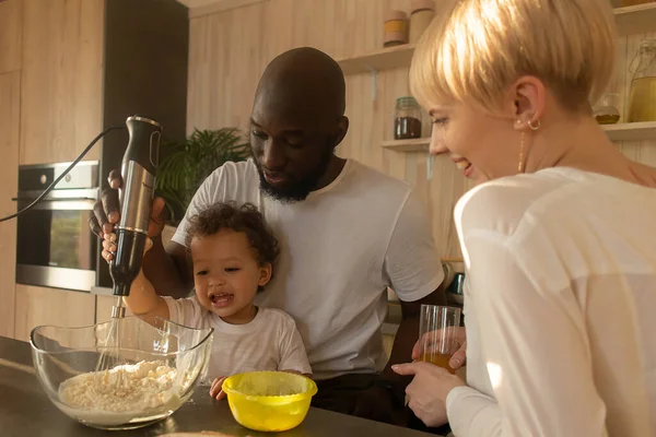 Mutlu aile akşam yemeğinde, çok uluslu.