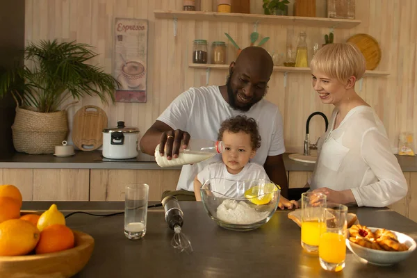 Mutlu aile akşam yemeğinde, çok uluslu.