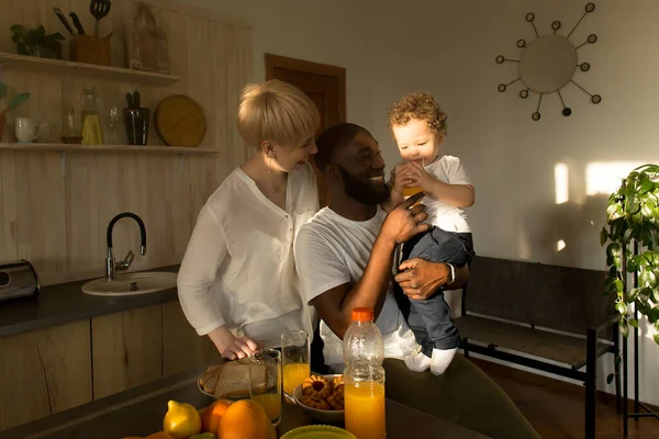 Mutlu aile akşam yemeğinde, çok uluslu.