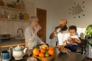 Mutlu aile evin mutfağında.