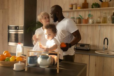 Mutlu aile evin mutfağında.