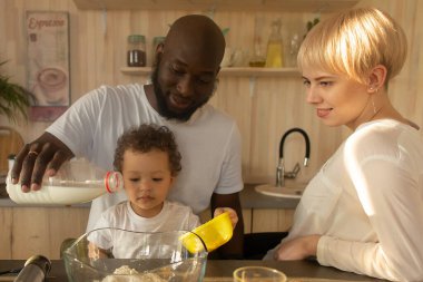 Mutlu aile evin mutfağında.