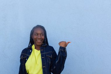 Mutlu Afrikalı Amerikalı El ele Gösteriyor