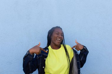 Mutlu Afrikalı Amerikalı kendini gösteriyor.