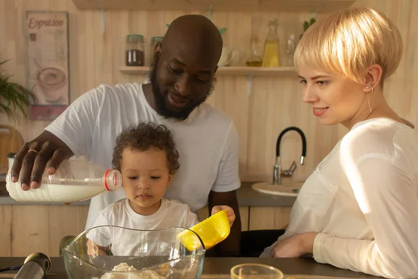 Mutlu aile evin mutfağında.