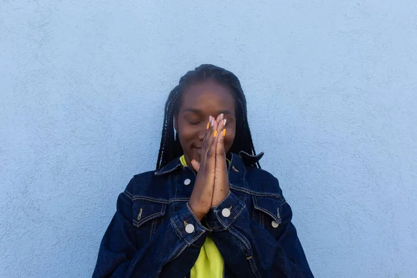 美丽的非洲裔美国人的祈祷 — 图库照片