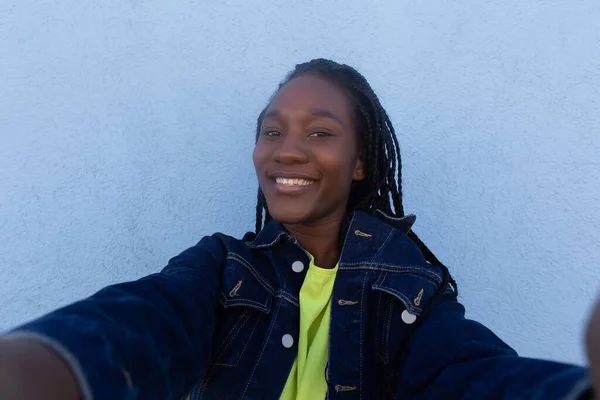 Beautiful African American Takes Selfie — Stock Photo, Image