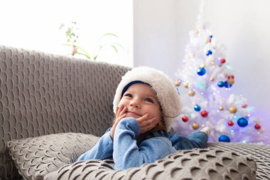 Noel 'de evdeki güzel küçük kız