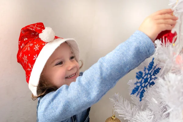 Happy Little Girl Dresses Christmas Tree — Stock Photo, Image