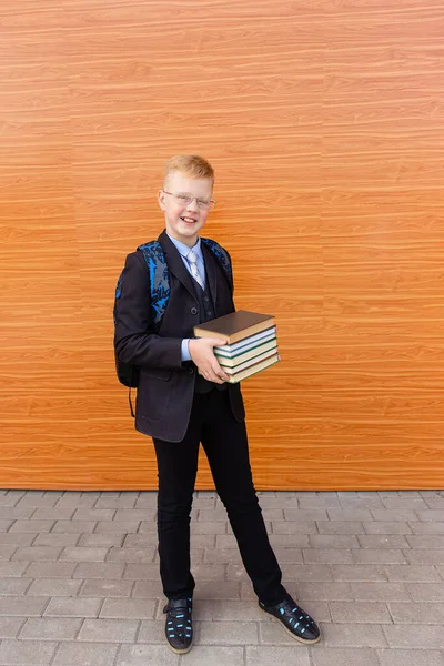 Écolier Heureux Tient Beaucoup Livres — Photo