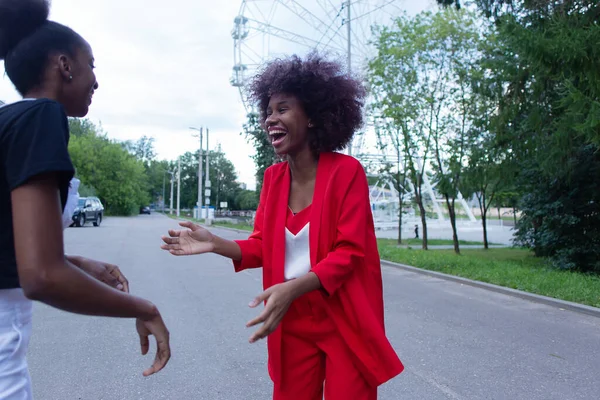 Die Beiden Afroamerikanischen Frauen Lachen Auf Der Straße — Stockfoto