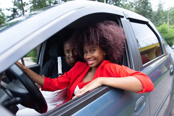 Twee Afro Amerikaanse Vrouwen Hebben Plezier Auto — Stockfoto