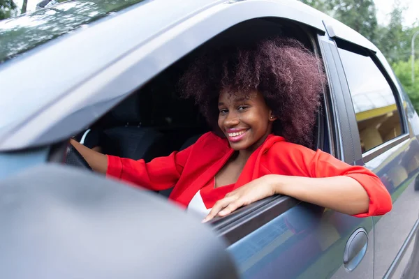 Mooie Afro Amerikaan Rijdt Een Auto — Stockfoto