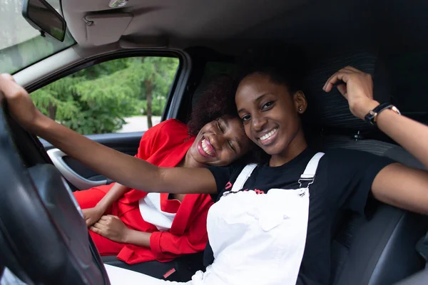アフリカ系アメリカ人の女性2人が車の中で — ストック写真