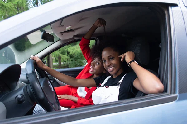 Две Афроамериканки Веселятся Машине — стоковое фото