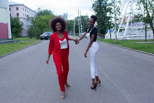 Una Chica Afroamericana Baila Calle — Foto de Stock