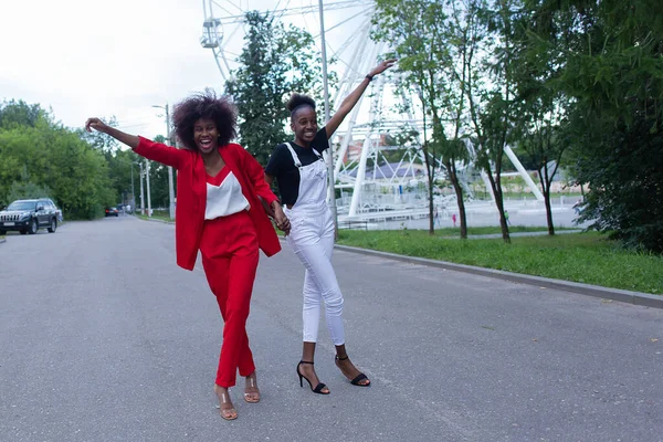 Las Dos Mujeres Afroamericanas Divirtiéndose Calle — Foto de Stock