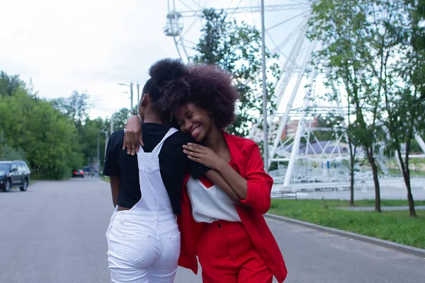 Las Dos Mujeres Afroamericanas Divirtiéndose Calle — Foto de Stock