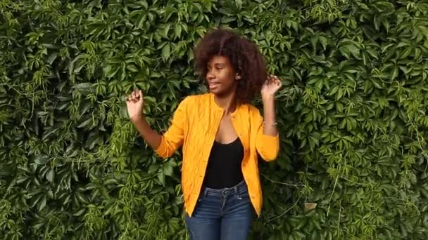Belle Heureuse Danse Afro Américaine Dans Rue — Video