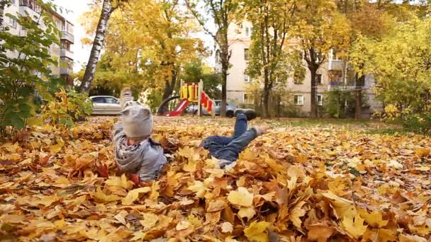 Щасливий Хлопчик Дівчинка Грають Осінньому Листі — стокове відео