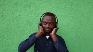 Kulaklıklı Afro-Amerikalı müzik dinliyor.