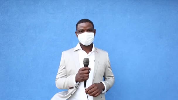 Afro Amerikaanse Journalist Beschermend Masker Toont Stop Met Hand — Stockvideo