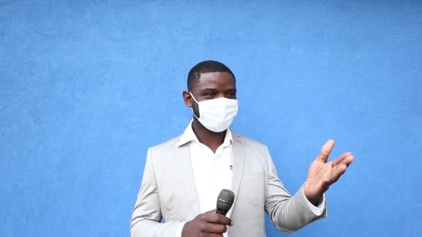 African American Journalist Protective Mask — Stock Video