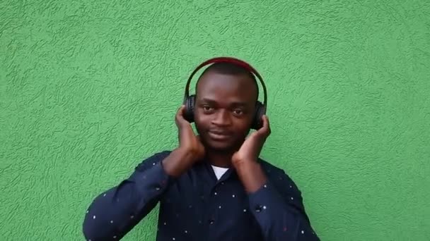 African American Headphones Listens Music — Stock Video