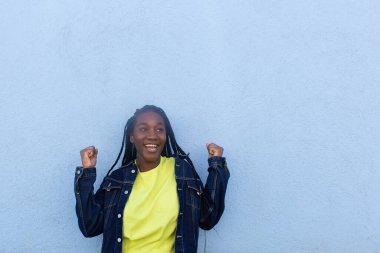 Mutlu Afrikalı Amerikalı içtenlikle seviniyor