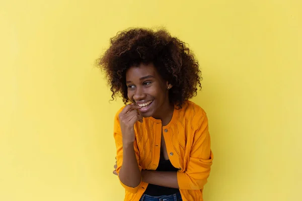 Die Schöne Und Glückliche Afroamerikanerin Auf Gelbem Hintergrund — Stockfoto