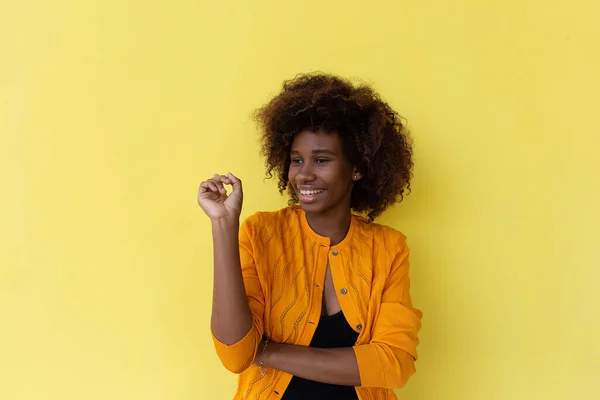 Die Schöne Und Glückliche Afroamerikanerin Auf Gelbem Hintergrund — Stockfoto