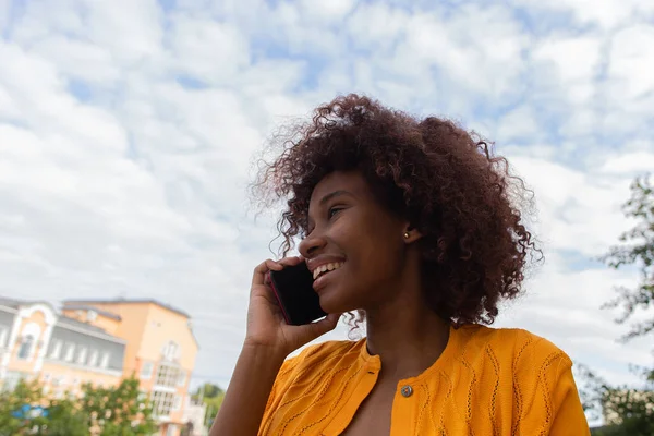 Mujer Afroamericana Feliz Hablando Por Teléfono Calle — Foto de Stock